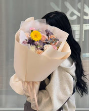 Load image into Gallery viewer, Designer pick bouquet
